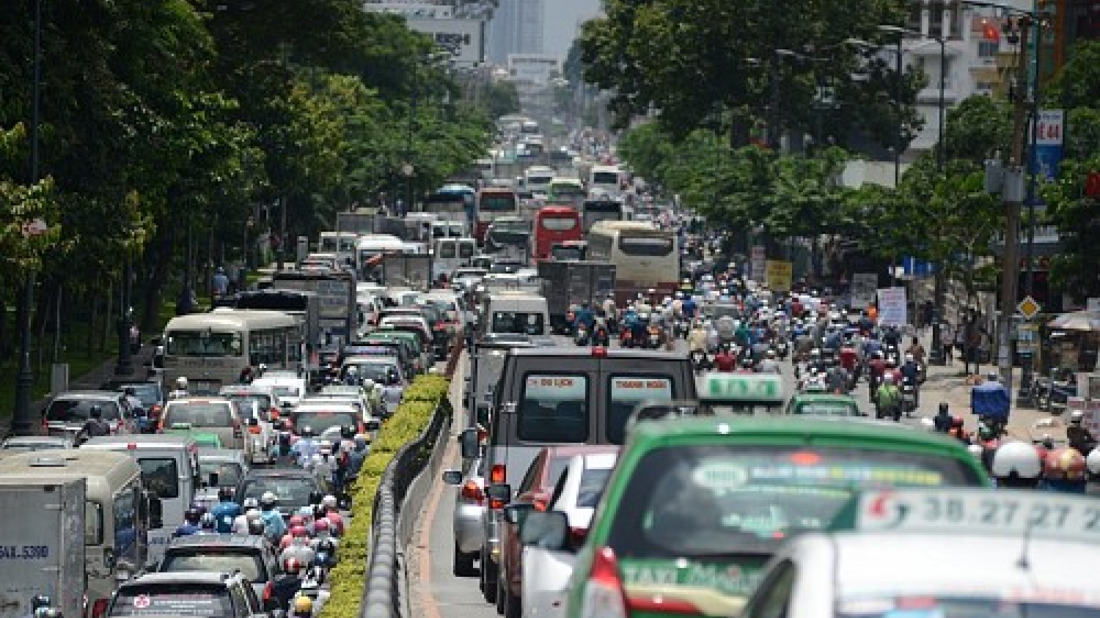 HCM City wrestling with congestion at airport entrance