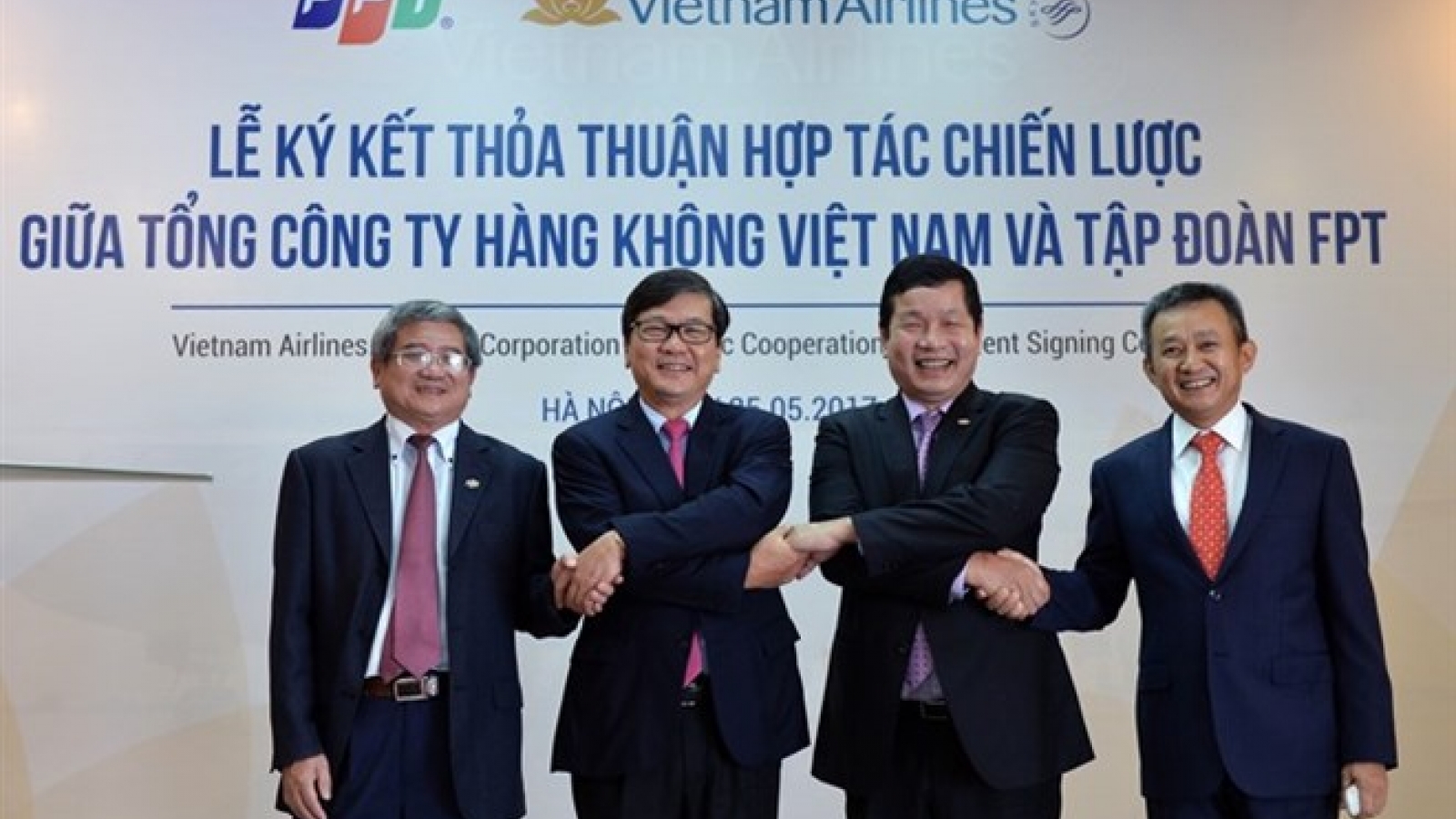 Vietnam Airlines, FPT sign cooperation agreement