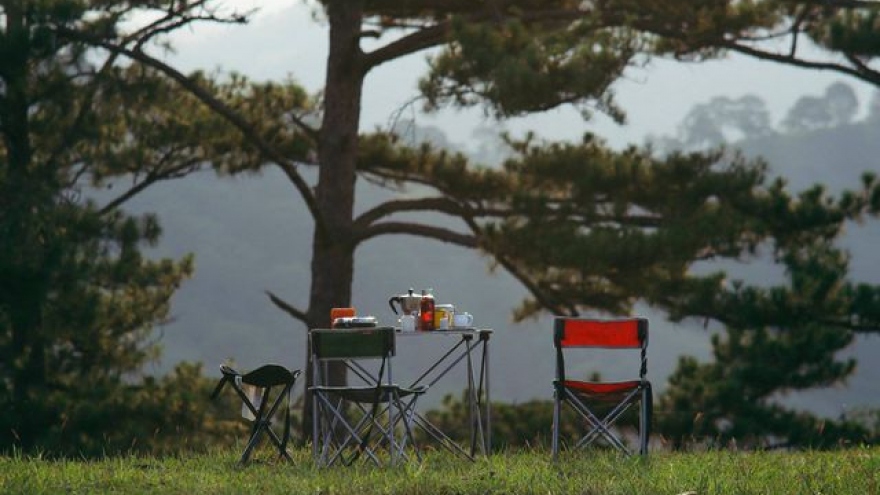 Cloud hunting and camping prove popular with young travelers to Da Lat