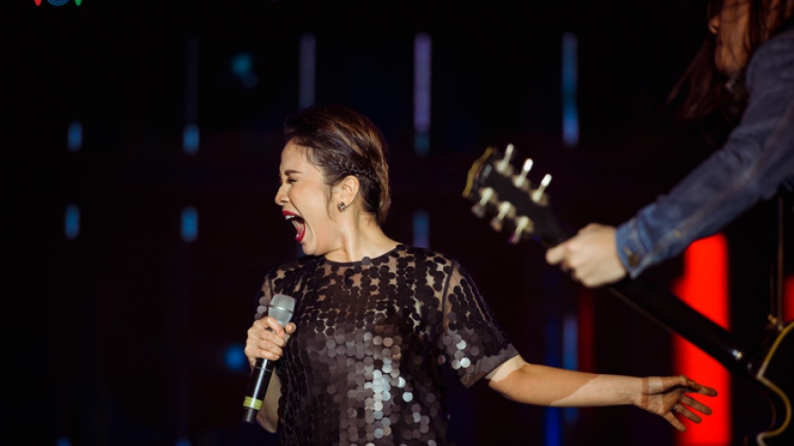 
        My Linh rocks out in Hanoi on New Year’s Eve
                          
                      