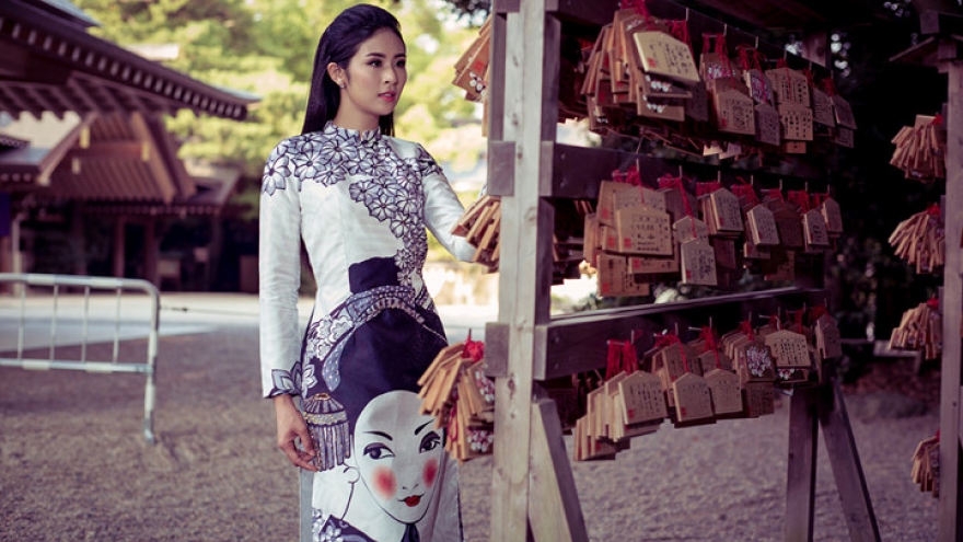 Ngoc Han looks gorgeous in elegant dress in Japan