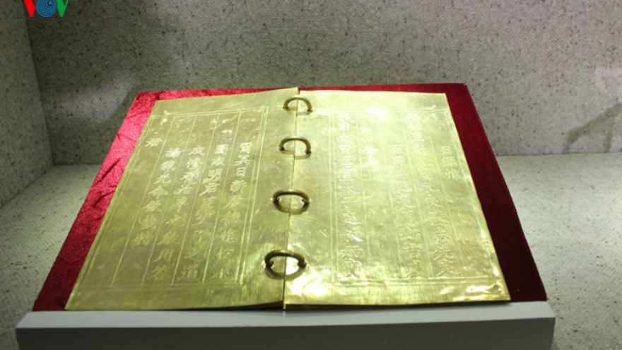 Priceless golden books from Nguyen Dynasty go on exhibit