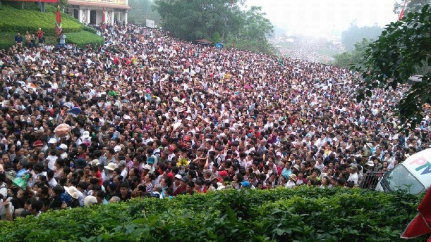 Millions gather in tribute to Vietnamese ancestors