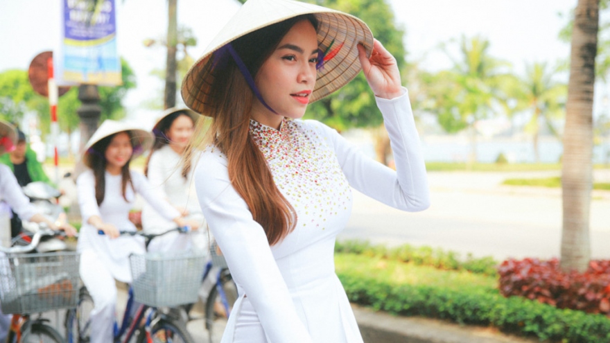 Ho Ngoc Ha descends Quang Binh roads on bicycle ride