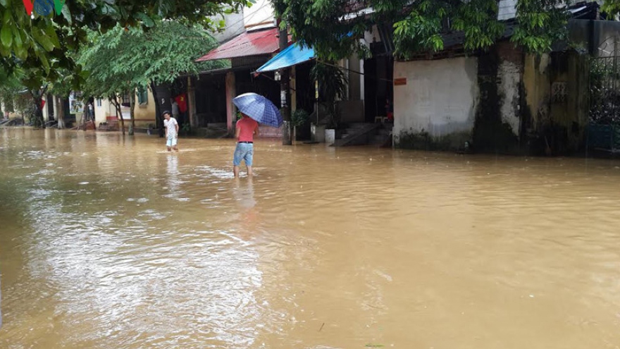 Rain pummels Vietnam, Red River overflows in Yen Bai