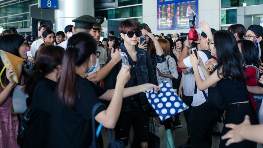 Vietnamese fans welcome K-Pop Boy Band Infinite