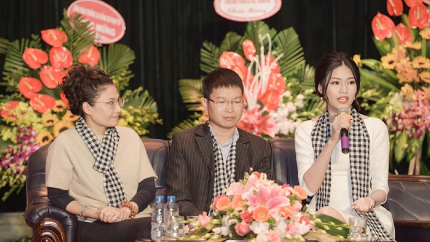 Thanh Tu talks literature with Hanoi students 