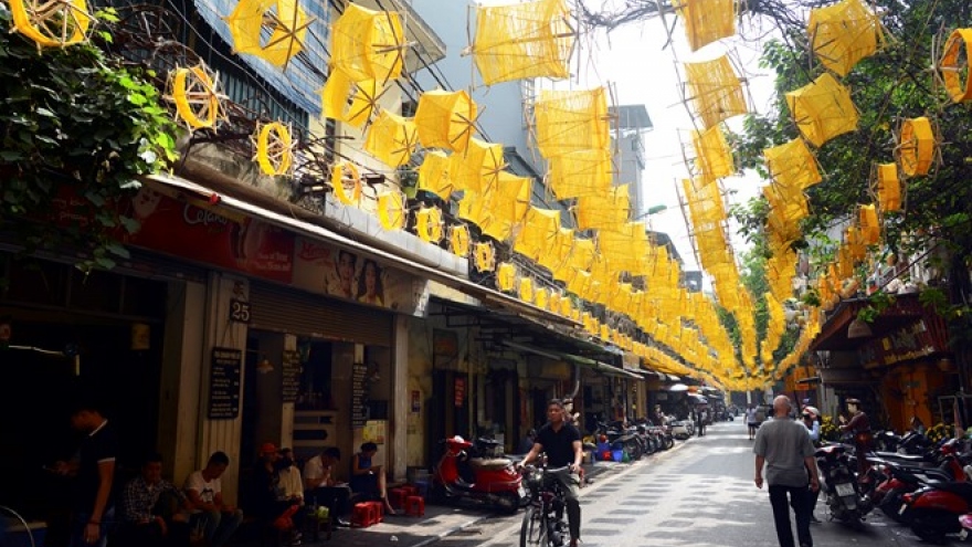 Tradition flourishes with festivities in historic Hanoi plaza