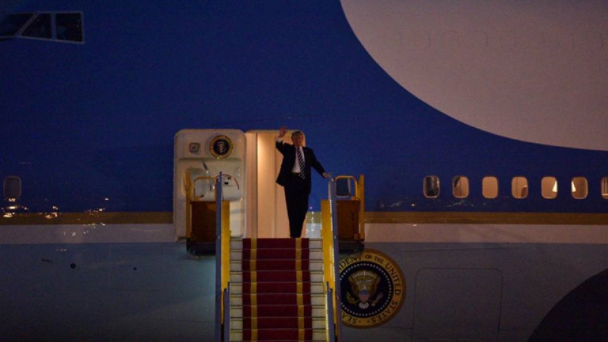 US President arrives in Hanoi for State visit to Vietnam