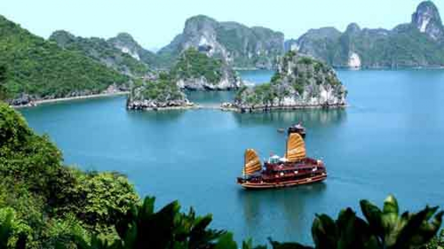 Dining service terminated in Ha Long Bay’s caves