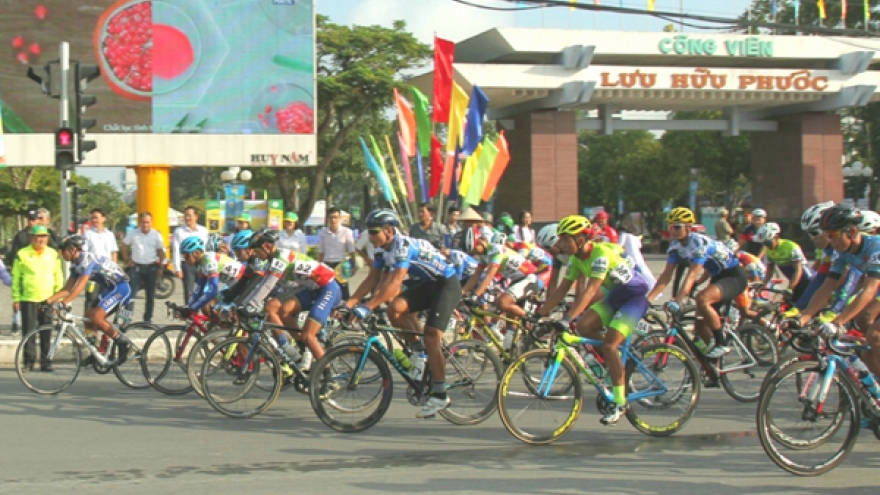 84 cyclists competing in Mekong River Delta cycling tournament