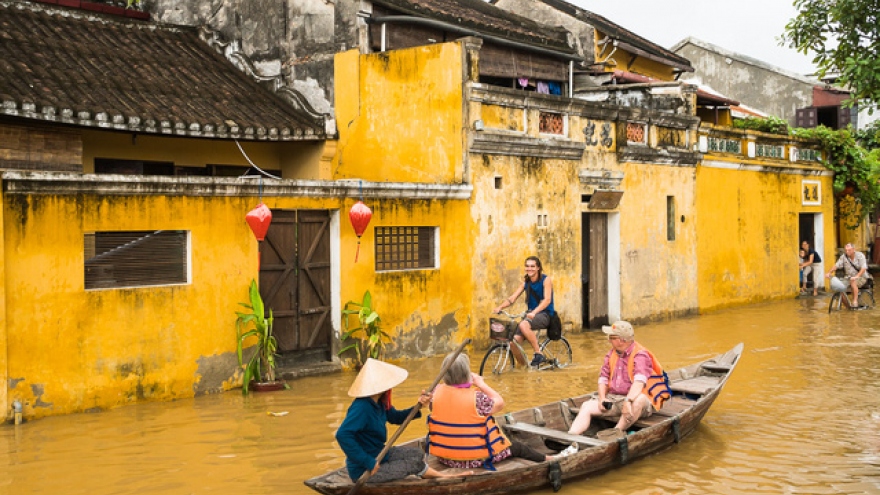 Foreign tourists discover Hoi An in floods