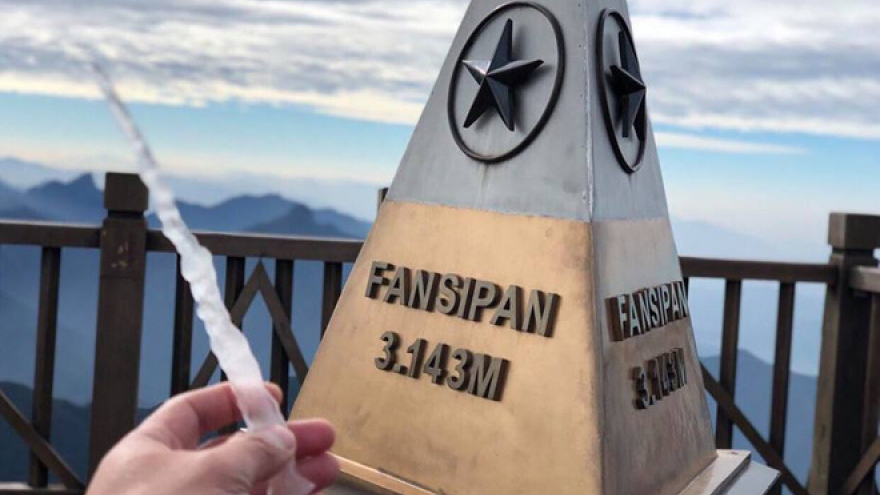 Ice and frost at Fansipan’s peak impress visitors 