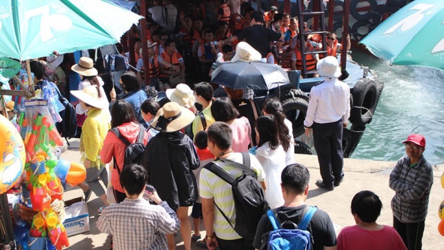 Chinese tourists invade Nha Trang, locals have no clue why