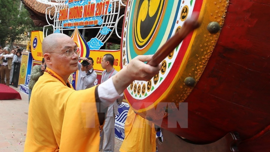 Huong Pagoda festival attracts crowds