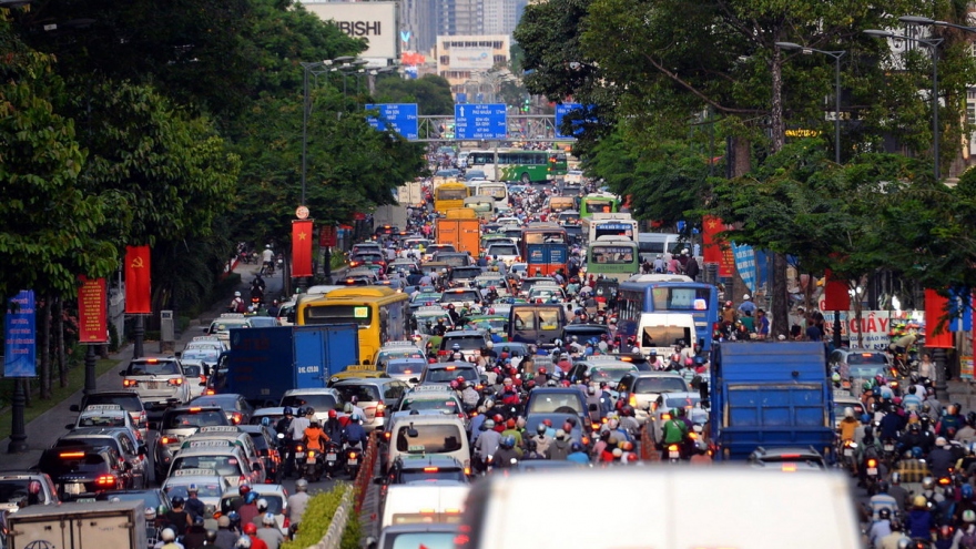 Streets surrounding Tan Son Nhat Airport choked with congestion as holiday starts