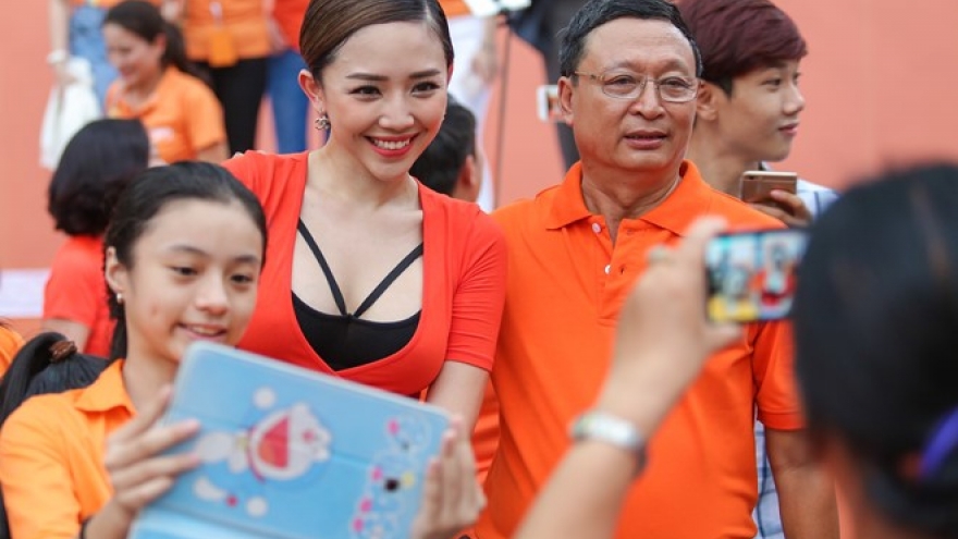 Toc Tien does the Poco-Poco in HCM city