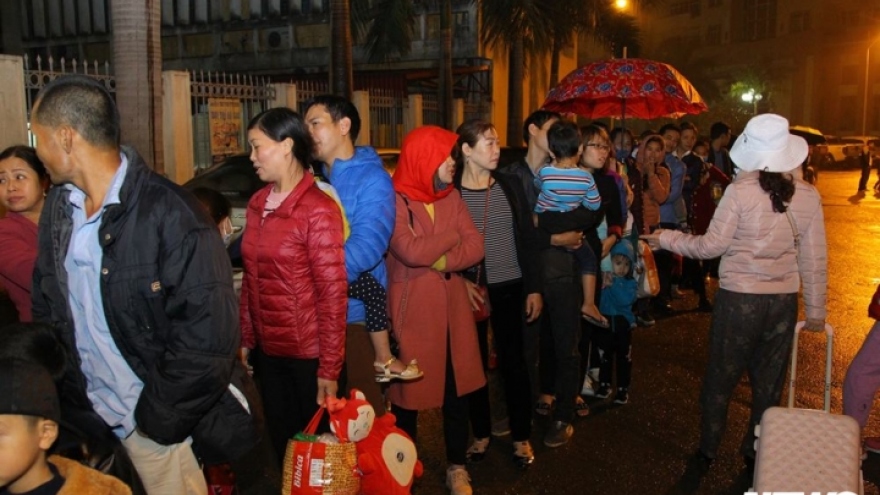 In photos: Bac Ninh parents head to Hanoi for tapeworm tests