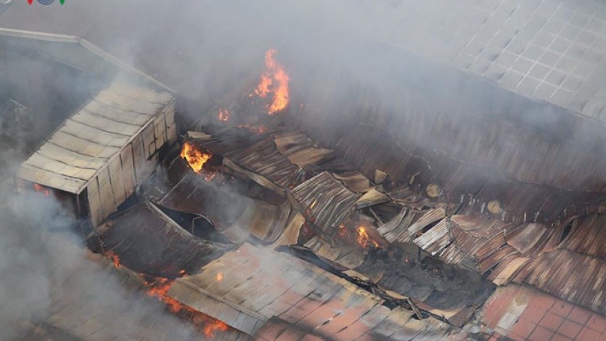 Fire rips through warehouse at Nuoc Ngam bus station