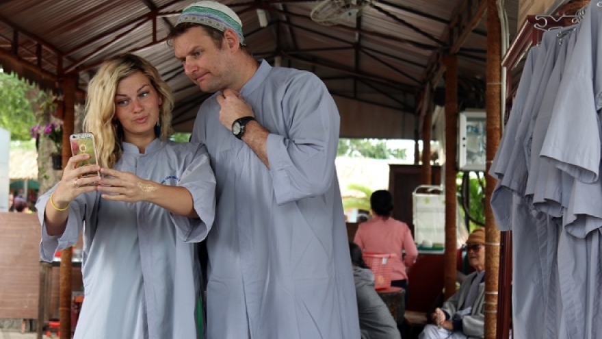 Free Ao Dai service for visitors to Ponagar Tower