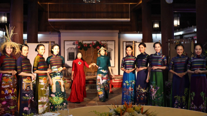 Lan Huong introduces Ao dai collection to spouses of heads of state