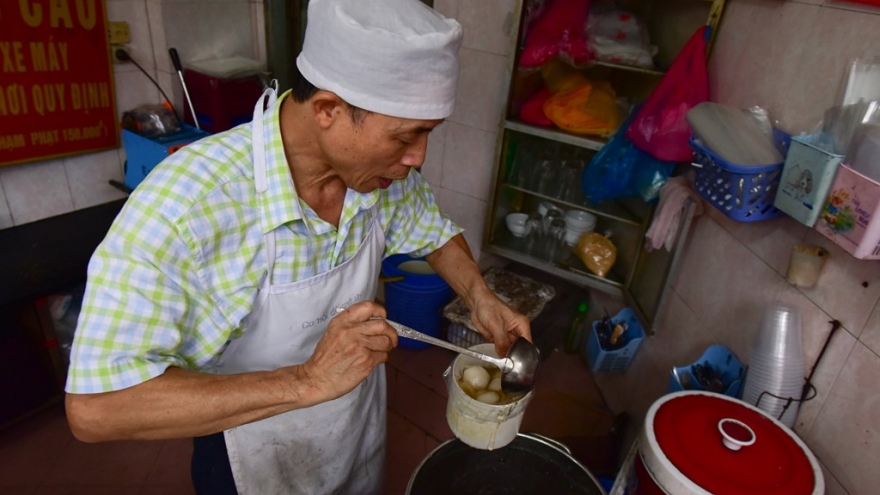 Hanoians queue for rice dumplings on Cold Food Day