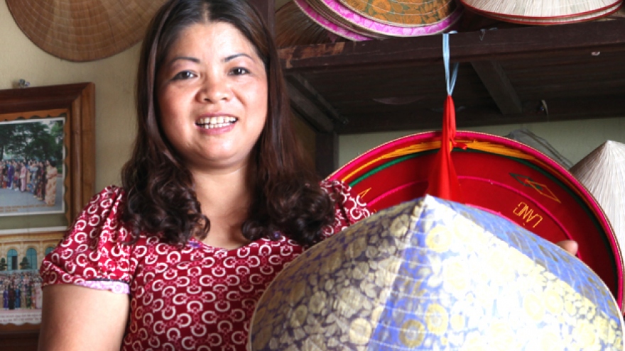 Visiting Chuong conical hat village