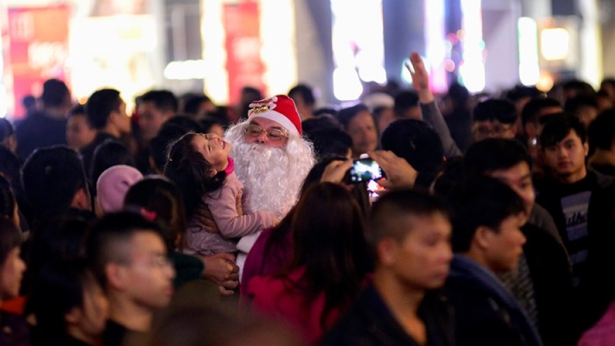 Hanoians flock to streets welcoming Christmas Eve