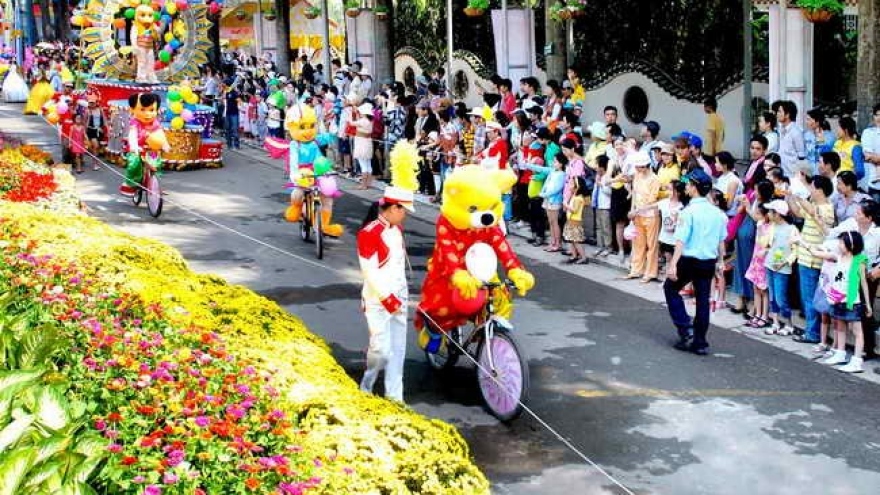 
        Activities to celebrate National Day at Dam Sen Park
                              