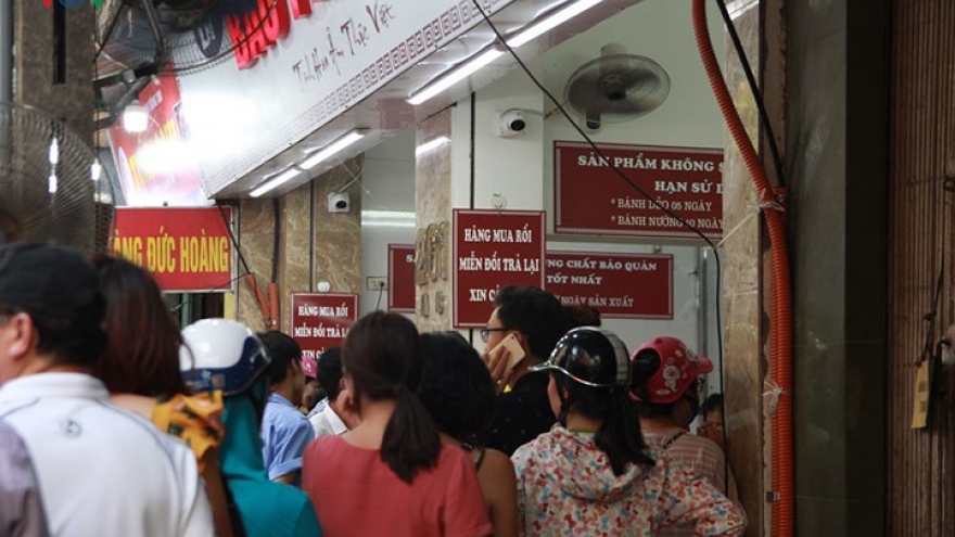 Hanoians queue for mooncakes on mid-autumn festival