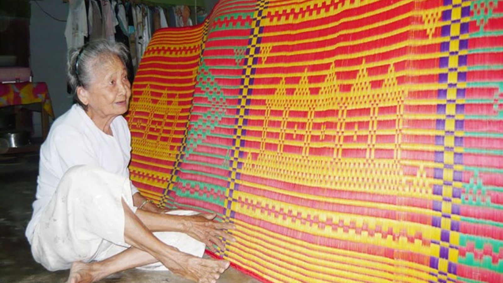 Visiting Ca Hom sedge mat craft village in Tra Vinh