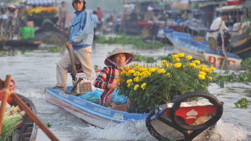 Lively atmosphere of Nga Nam floating market in Soc Trang