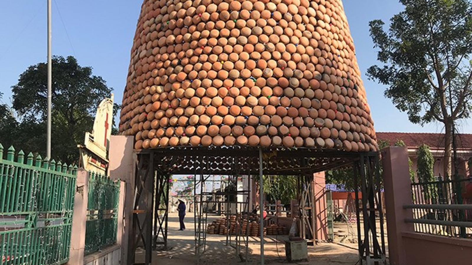 Giant Christmas tree made of 6,000 earthen pots