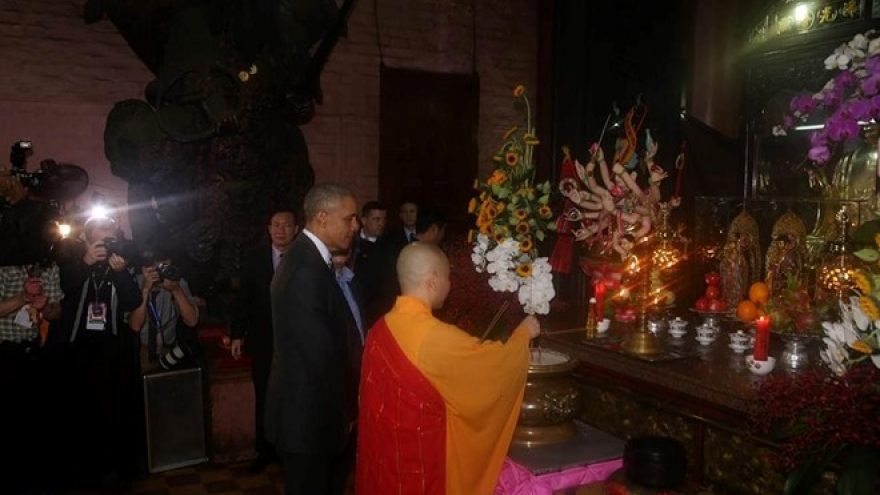 Obama wows crowds at Ngoc Hoang Pagoda 