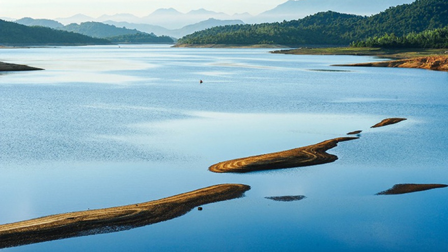 Quang Nam: Stunning landscape of Phu Ninh lake in dry season