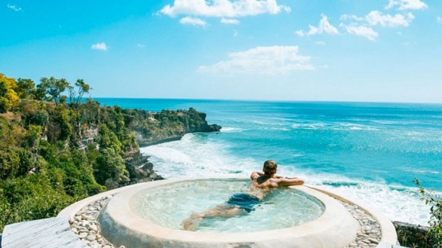 Tour operator struggles to arrange trip for 1,000 tourists to Bali