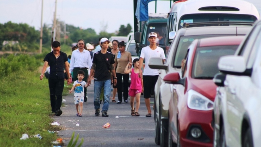 Holiday-makers face prolonged delays at Tan Vu-Lach Huyen Bridge
