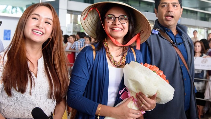 Indian actress Toral Rasputra arrives in HCM City
