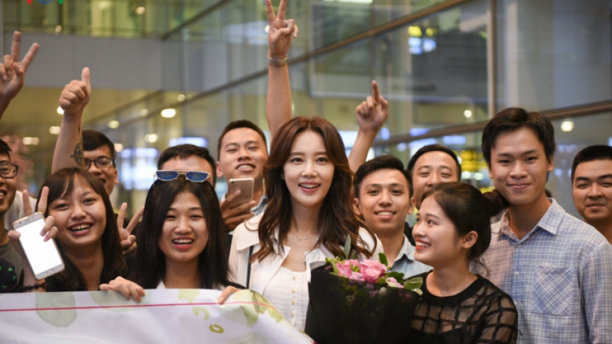Oh Hyun Kyung arrives in Hanoi