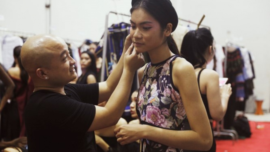 Thanh Tu struts Vietnam Fashion Week catwalk