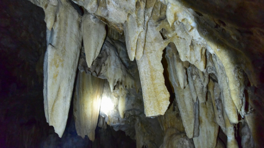 Exploring Hang La cave in Mu Chang Chai