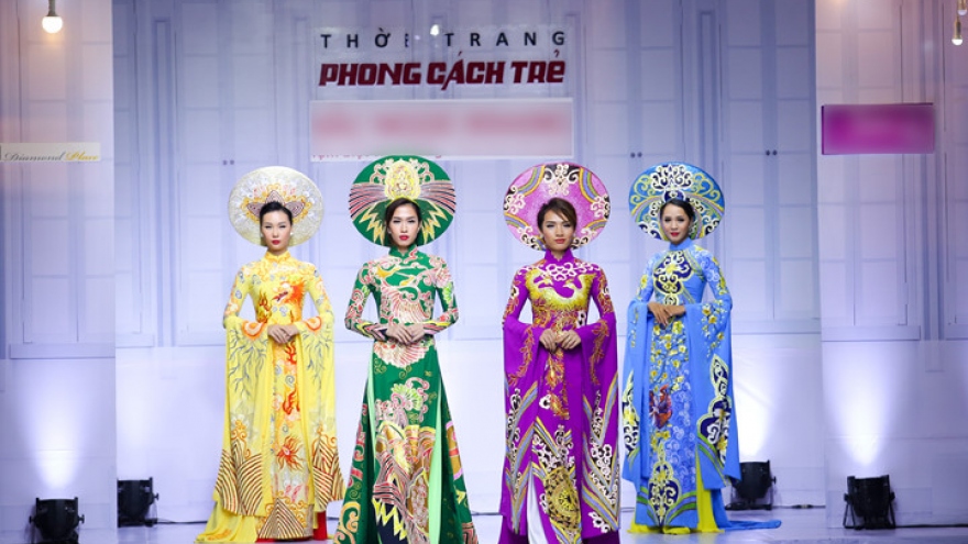 Le Hang sparkles in HCM fashion show