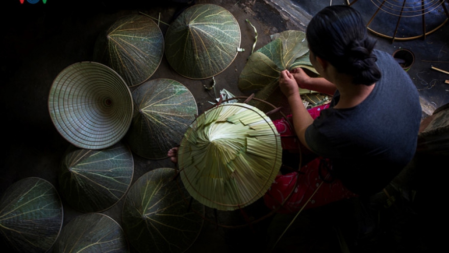 In photos: Lotus leaf conical hat making at craft villages in Hue