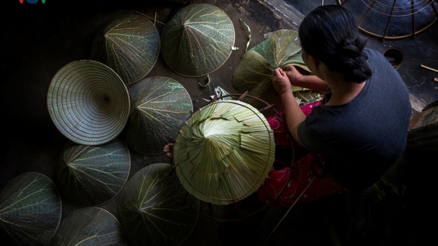 In photos: Lotus leaf conical hat making at craft villages in Hue 