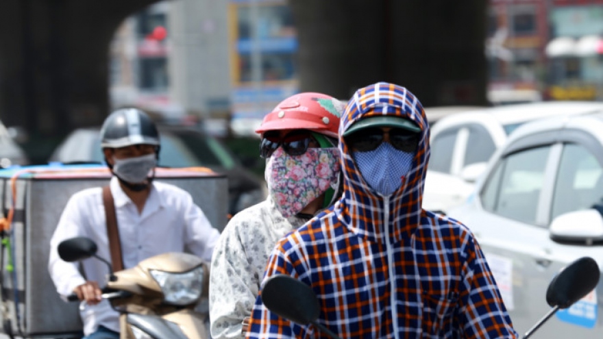 In photos: Hanoians struggle to cope with 40C heat 