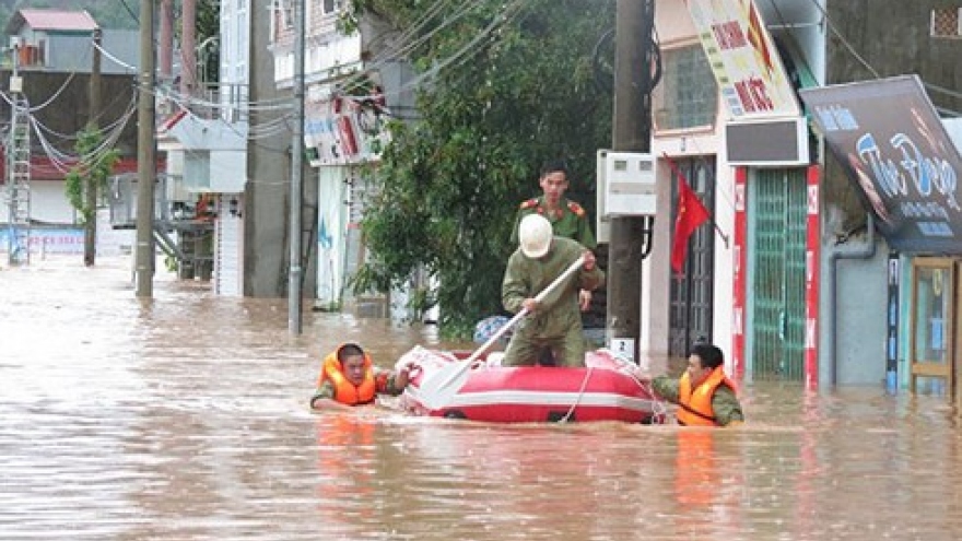 
        Quang Ninh police help flood victims evacuate 
                          
                      