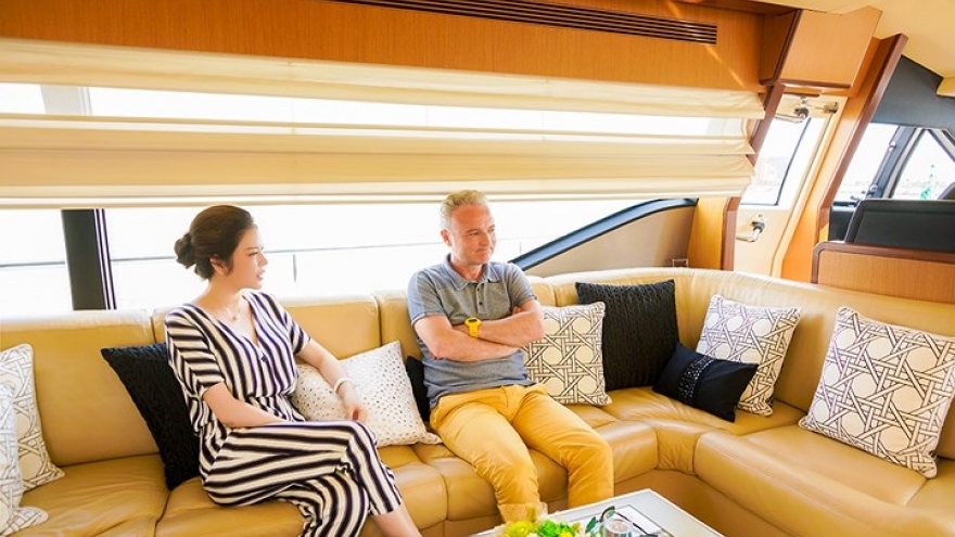 Ly Nha Ky hosts French film producer on luxury yacht