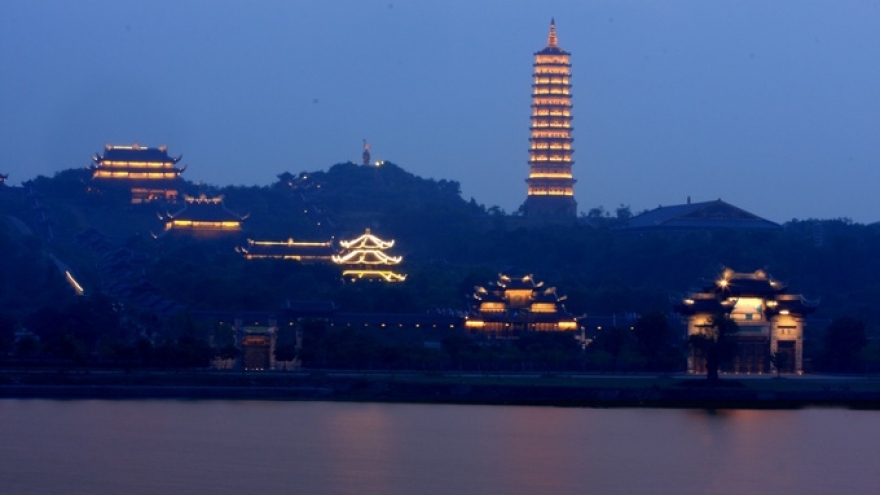 The quiet night glow of Bai Dinh pagoda 