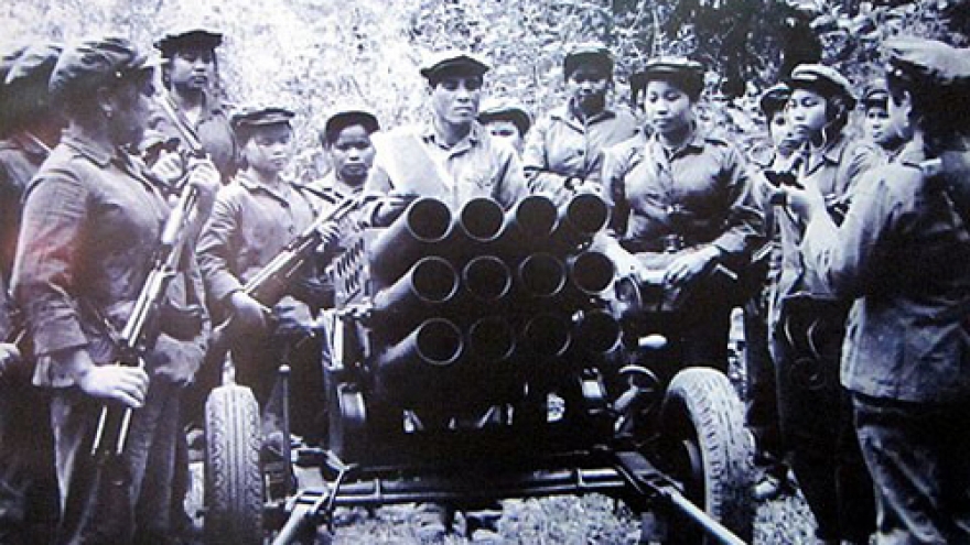 Lao orders, medals presented to Vietnamese volunteer soldiers