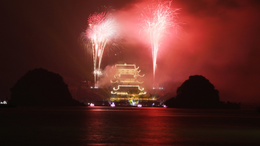 Fireworks light up skies above Tam Chuc pagoda